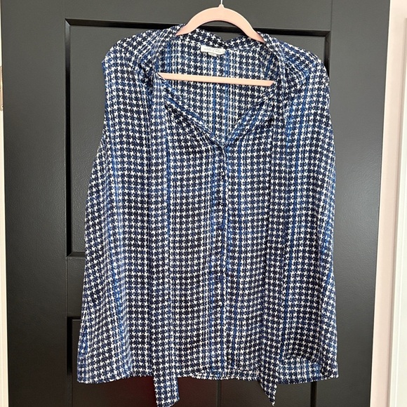 Tahari Blue & White Patterned Sleeveless Buttoned Blouse w/Tie in Front. Size 1X - Picture 1 of 11